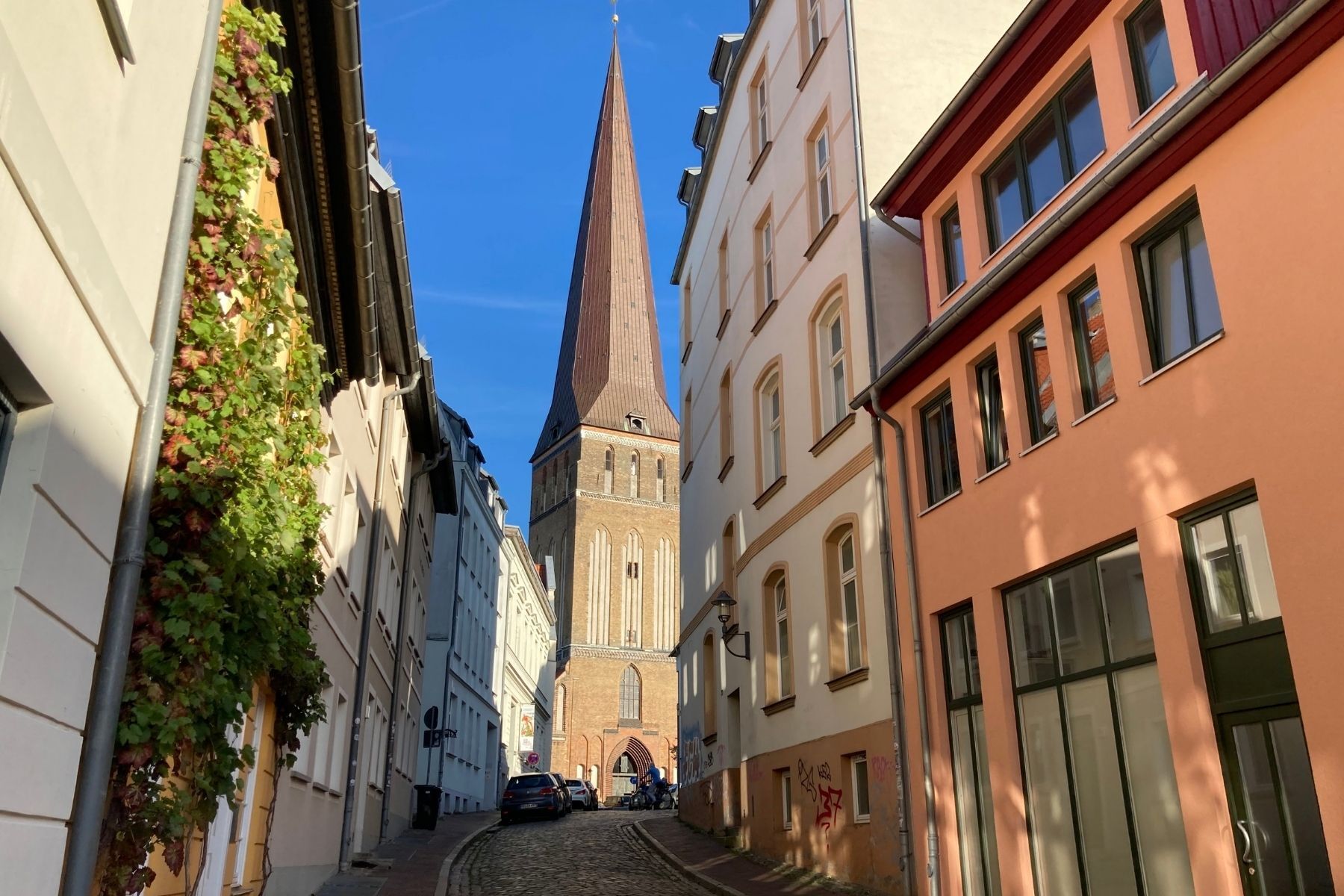 Haus mit Blick auf eine Kirche
